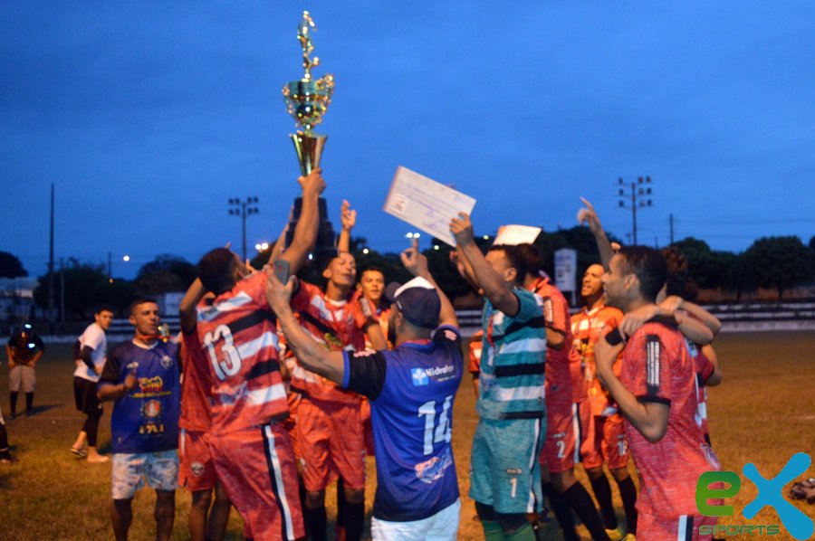 Nos pênaltis, Os Landas conquista o título da Copa das Comunidades.